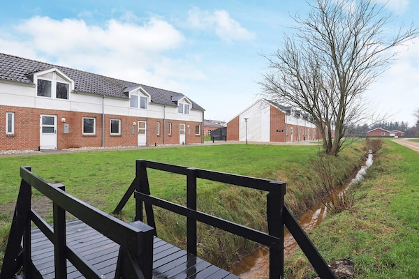 Foto van 14 persoons vakantie huis op een vakantie park in Blåvand - Outdoor