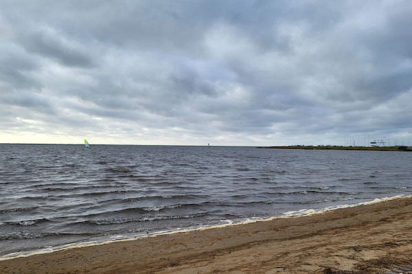 Foto van Een gezinsvriendelijke oase met zwembad. - Vakantiehuis in Henne - WaterView