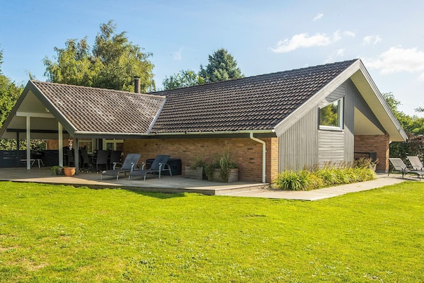 Foto van Luxe vakantieverblijf met zwembad - Vakantiehuis in Juelsminde - View