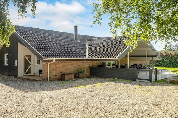 Foto van Luxe vakantieverblijf met zwembad - Vakantiehuis in Juelsminde - View