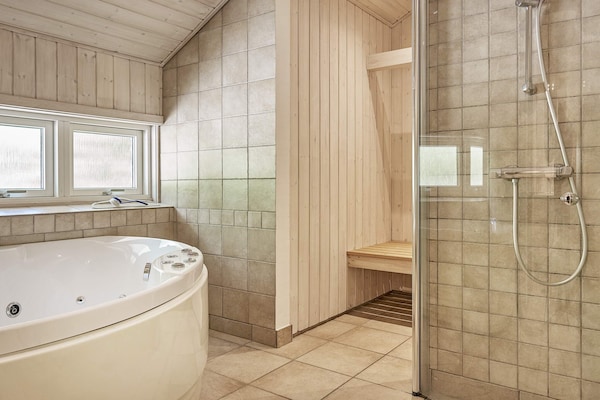 Foto van Luxe Spa-Retraite -- By Traum Ferienwohnungen - Vakantiehuis in Aakirkeby - Spa