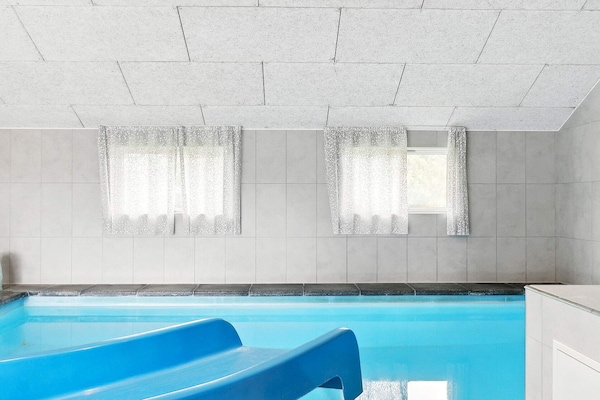 Foto van Luxe zwembad retraite -- By Traum Ferienwohnungen - Vakantiehuis in Idestrup - Pool