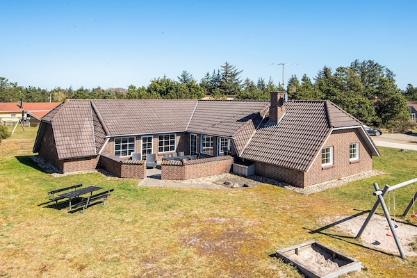 Foto van Luxe vakantieverblijf met zwembad - Vakantiehuis in Blåvand - Outdoor