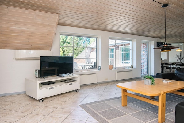 Foto van Luxe vakantieverblijf met zwembad - Vakantiehuis in Blåvand - Indoor