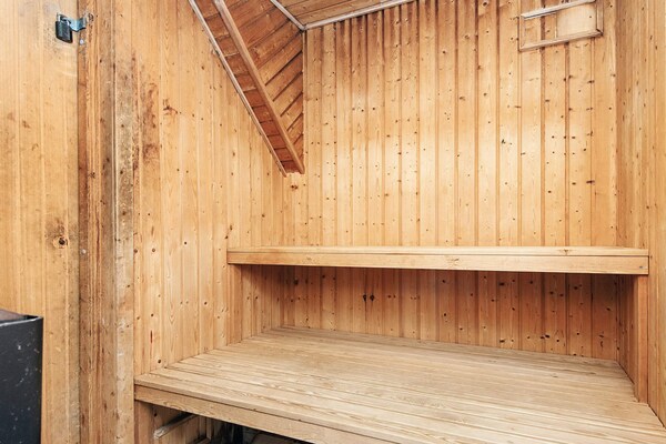 Foto van Luxe vakantieverblijf met zwembad - Vakantiehuis in Blåvand - Sauna
