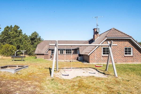 Foto van Luxe vakantieverblijf met zwembad - Vakantiehuis in Blåvand - View