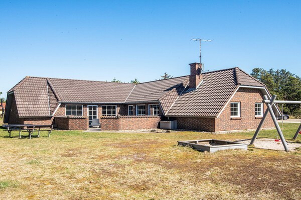 Foto van Luxe vakantieverblijf met zwembad - Vakantiehuis in Blåvand - View
