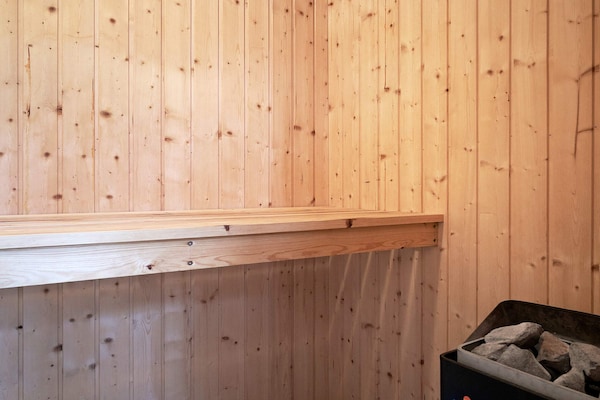 Foto van Modern cederhouten huisje vlak bij het strand - Vakantiehuis in Hasle - Sauna