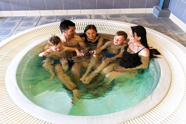Foto van 10 persoons vakantie huis op een vakantie park in Blåvand - Pool