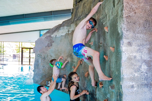 Foto van 10 persoons vakantie huis op een vakantie park in Blåvand - Pool