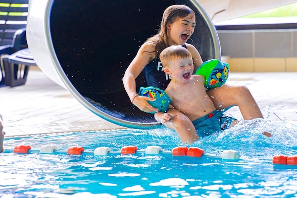 Foto van 10 persoons vakantie huis op een vakantie park in Blåvand - Pool
