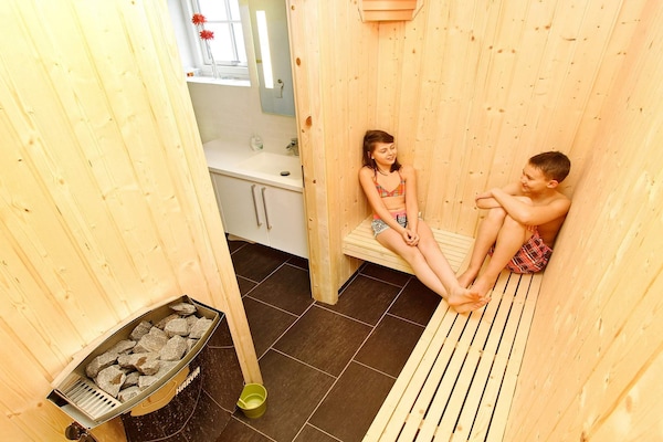 Foto van Luxe retraite met spa -- By Traum Ferienwohnungen - Vakantiehuis in Blåvand - Sauna