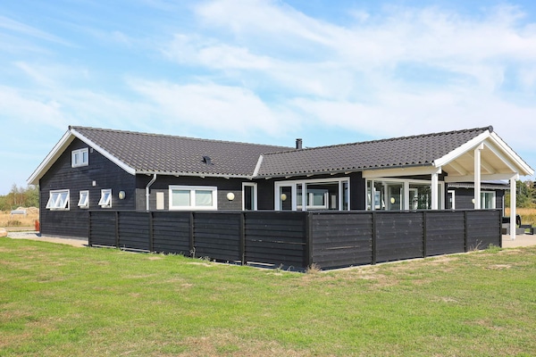 Foto van Luxe vakantieverblijf met zwembad - Vakantiehuis in Væggerløse - Outdoor