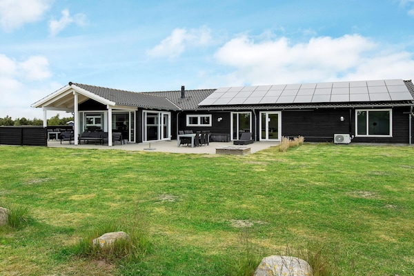 Foto van Luxe vakantieverblijf met zwembad - Vakantiehuis in Væggerløse - Outdoor