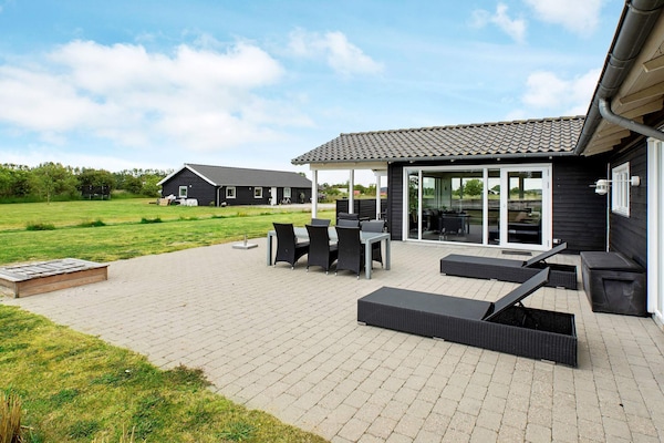 Foto van Luxe vakantieverblijf met zwembad - Vakantiehuis in Væggerløse - View