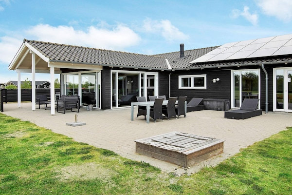 Foto van Luxe vakantieverblijf met zwembad - Vakantiehuis in Væggerløse - View