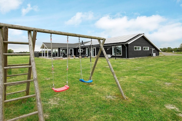 Foto van Luxe vakantieverblijf met zwembad - Vakantiehuis in Væggerløse - View