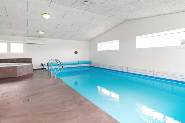 Foto van Luxe vakantieverblijf met zwembad - Vakantiehuis in Væggerløse - Pool