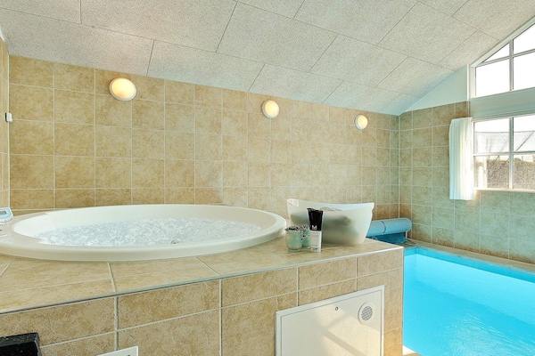 Foto van Luxe strandhuis met zwembad - Vakantiehuis in Odder - Spa