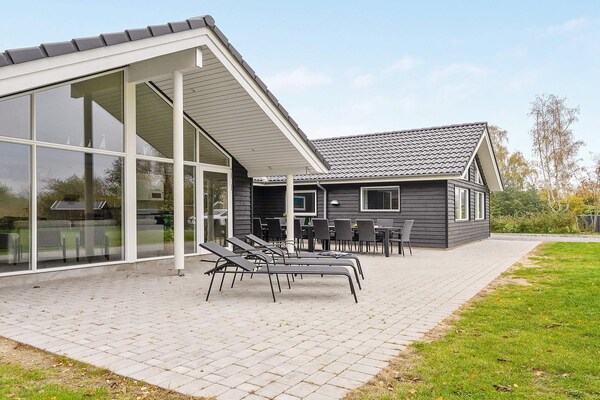 Foto van Luxe vakantieverblijf met zwembad - Vakantiehuis in Væggerløse - Outdoor