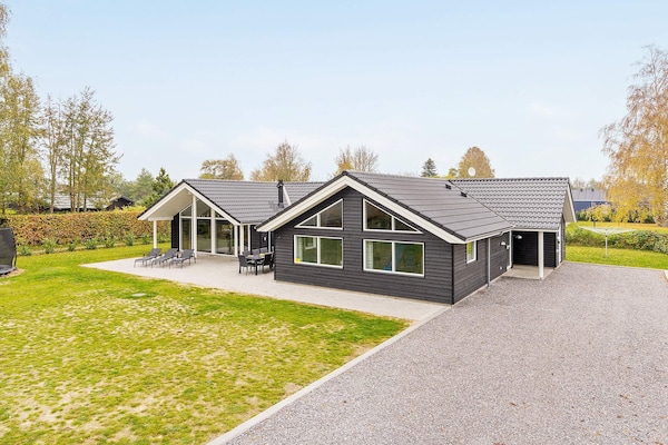 Foto van Luxe vakantieverblijf met zwembad - Vakantiehuis in Væggerløse - Outdoor