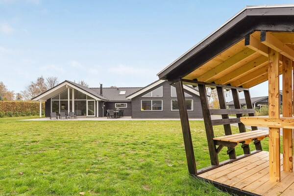 Foto van Luxe vakantieverblijf met zwembad - Vakantiehuis in Væggerløse - View