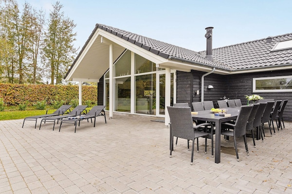 Foto van Luxe vakantieverblijf met zwembad - Vakantiehuis in Væggerløse - View