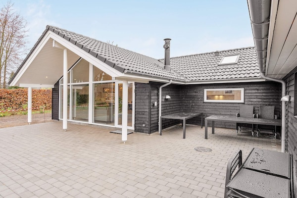Foto van Luxe vakantieverblijf met zwembad - Vakantiehuis in Væggerløse - View