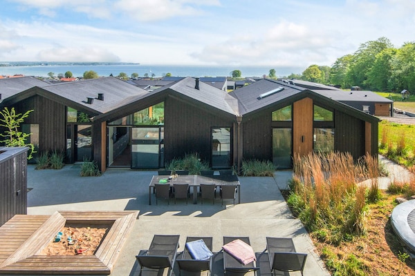 Foto van Panoramisch toevluchtsoord met zwembad - Vakantiehuis in Sjølund - WaterView