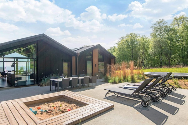 Foto van Panoramisch toevluchtsoord met zwembad - Vakantiehuis in Sjølund - View