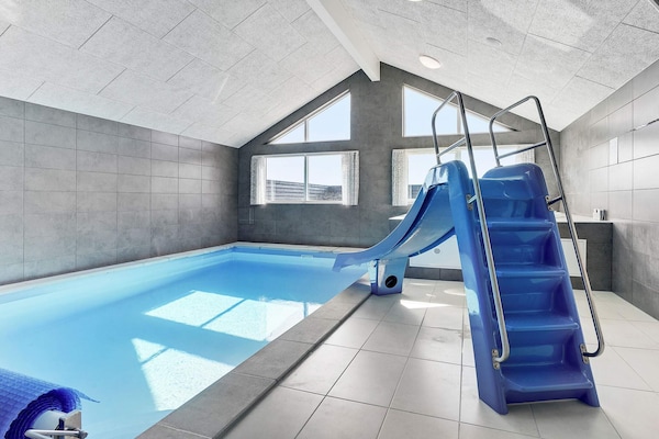 Foto van Luxe retraite voor 18 -- By Traum Ferienwohnungen - Vakantiehuis in Spøttrup - Pool