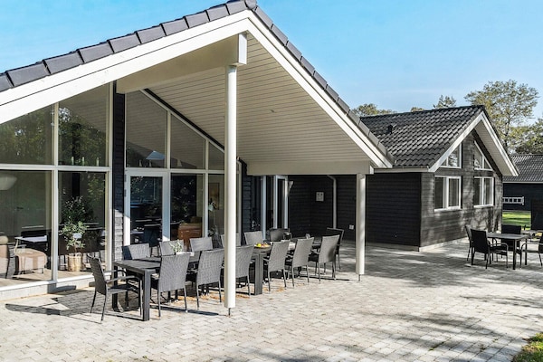 Foto van Luxe strandhuis met spa - Vakantiehuis in Væggerløse - View