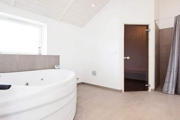 Foto van Luxe retraite met spa -- By Traum Ferienwohnungen - Vakantiehuis in Væggerløse - Spa