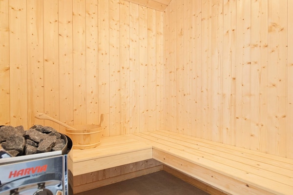 Foto van Luxe retraite met spa -- By Traum Ferienwohnungen - Vakantiehuis in Væggerløse - Sauna