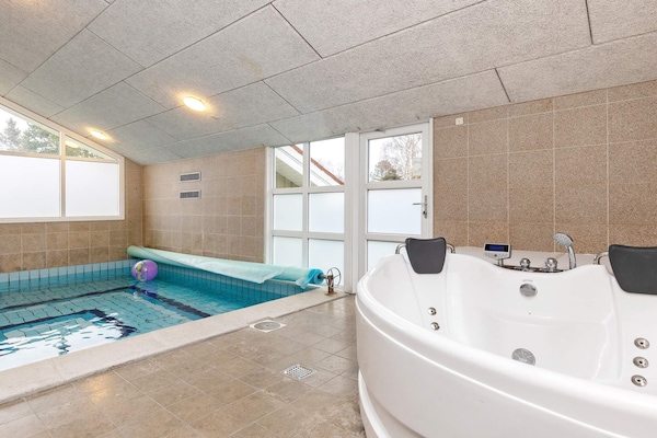 Foto van Luxe vakantieverblijf met zwembad - Vakantiehuis in Væggerløse - Spa