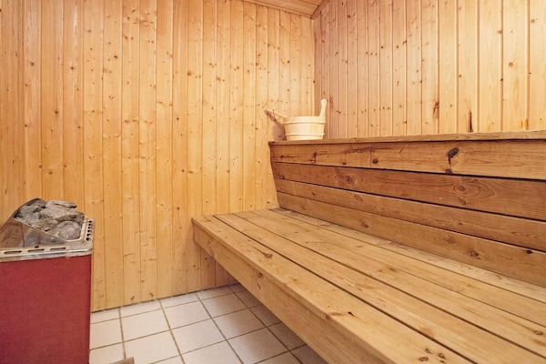 Foto van Luxe vakantieverblijf met zwembad - Vakantiehuis in Væggerløse - Sauna