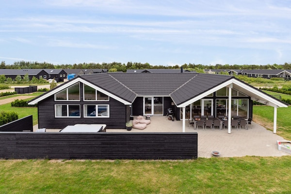 Foto van Luxe vakantieverblijf met zwembad - Vakantiehuis in Nørre Nebel - Outdoor