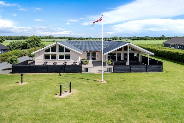 Foto van Luxe vakantieverblijf met zwembad aan zee - Vakantiehuis in Bogense - Outdoor