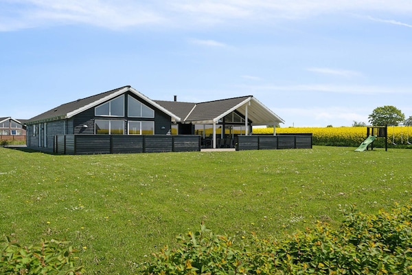 Foto van Luxe strandhuis met zwembad - Vakantiehuis in Bogense - Outdoor