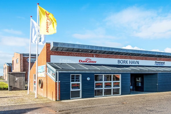 Foto van 6 persoons vakantie huis op een vakantie park in Hemmet - Outdoor