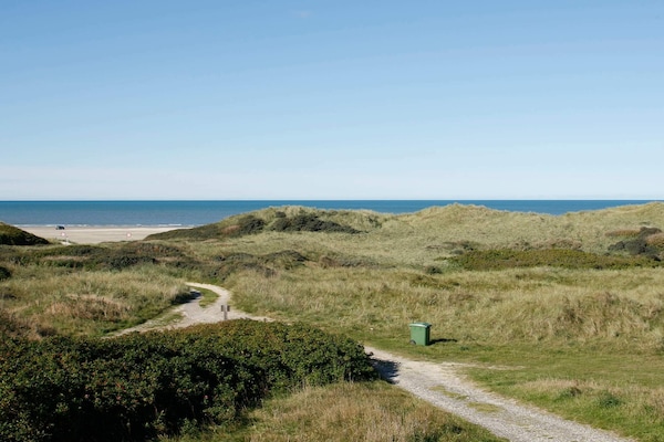 Foto van Luxe strandhuis met zwembad - Vakantiehuis in Løkken - View