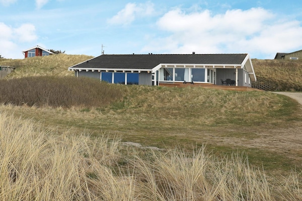 Foto van Luxe strandhuis met zwembad - Vakantiehuis in Løkken - View