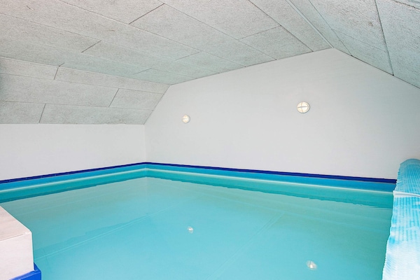 Foto van Luxe retraite met zwembad - Vakantiehuis in Oksbøl - Pool