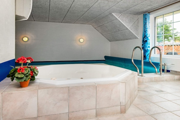 Foto van Luxe retraite met zwembad - Vakantiehuis in Oksbøl - Spa