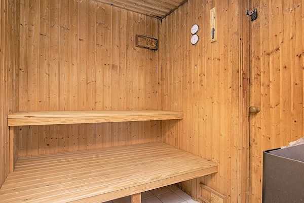 Foto van Luxe retraite met zwembad - Vakantiehuis in Oksbøl - Sauna