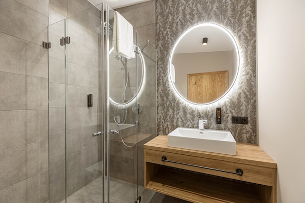 Foto van Premium appartement in Tirol met gedeeld zwembad - Vakantiehuis in Fügen - BathRoom