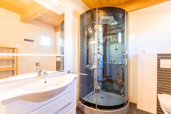 Foto van Premium vakantiehuis met sauna en jacuzzi - Vakantiehuis in Hohentauern - BathRoom