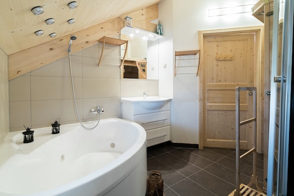 Foto van Sfeervol chalet met hottub - Vakantiehuis in Sankt Georgen am Kresichberg - BathRoom