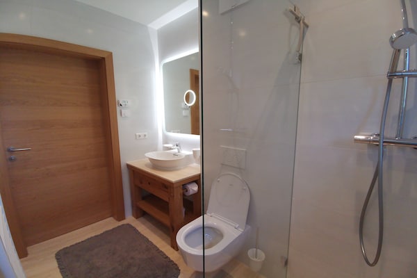 Foto van Premium chalet in Tauplitz met sauna en zwembad - Vakantiehuis in Bad Mitterndorf - BathRoom