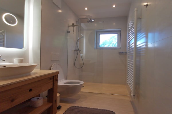 Foto van Premium chalet in Tauplitz met sauna en zwembad - Vakantiehuis in Bad Mitterndorf - BathRoom